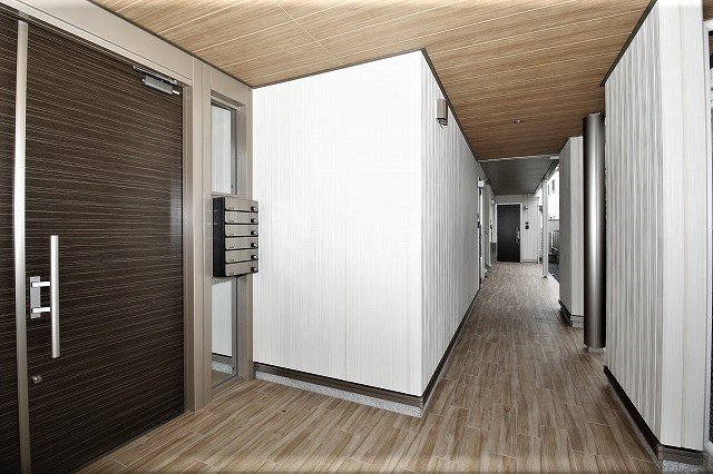 ウォームス ガーデン [一括]建物玄関内側ドア付近から共用通路方向 .jpg
