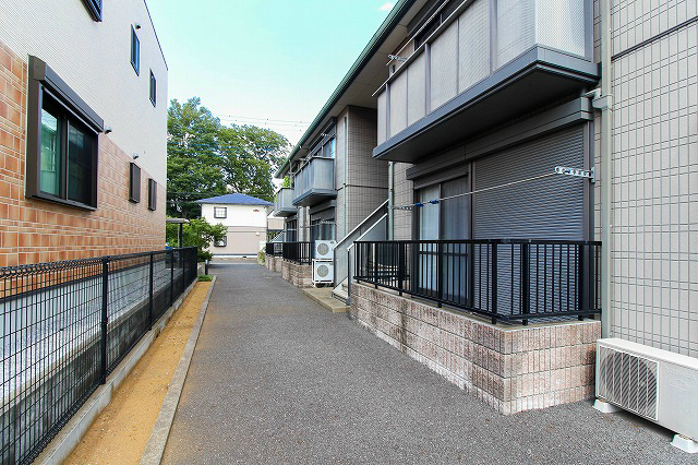 セラヴィ沼南 外観 南東側から建物前通路.jpg