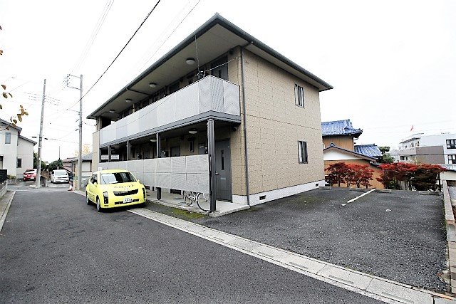 エレガントハイツ 外観・駐車場 北側から .jpg