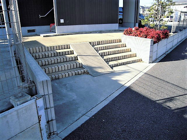 MK・Villa 敷地内入口階段付近 2013年12月.jpg