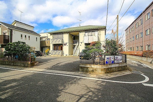 De・Menage 敷地内駐車場と建物.jpg