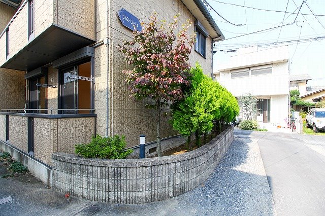 フォレストビレッジA 植え込み.jpg