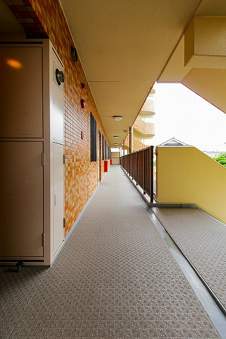 ガーデンビラ大宮 通路.jpg