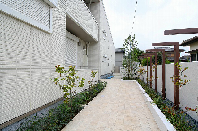 Wing Court 道路からエントランスまで (2).jpg