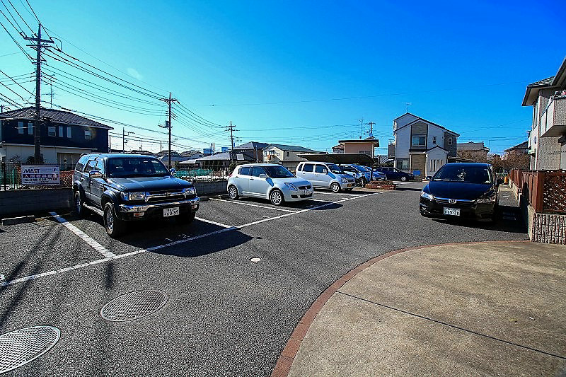シャイニヒル B 駐車場.jpg