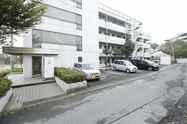 伊奈OCマンション 駐車場.jpg