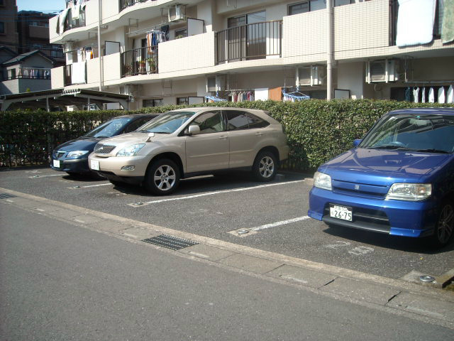 シャトーモンテーニュ大宮 駐車場.jpg
