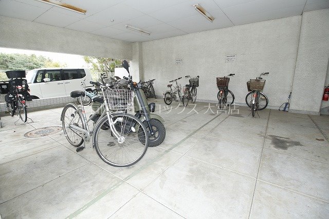 伊奈OCマンション 駐輪場.jpg