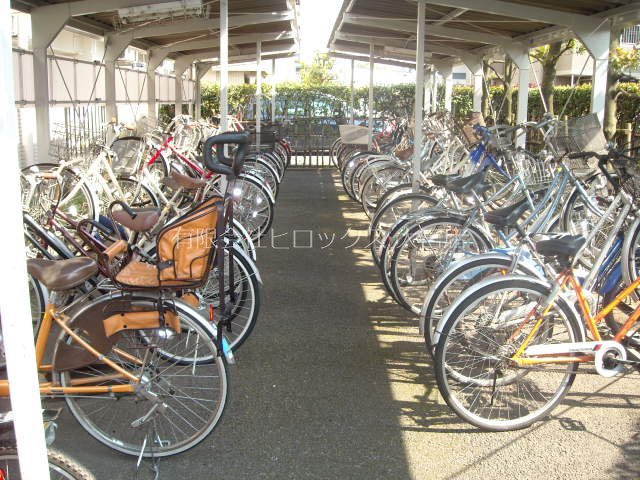 シャトーモンテーニュ大宮 駐輪場.jpg